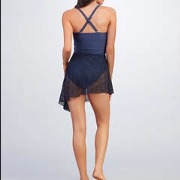 One piece Skirted Swimsuit - Picture 2 of 2